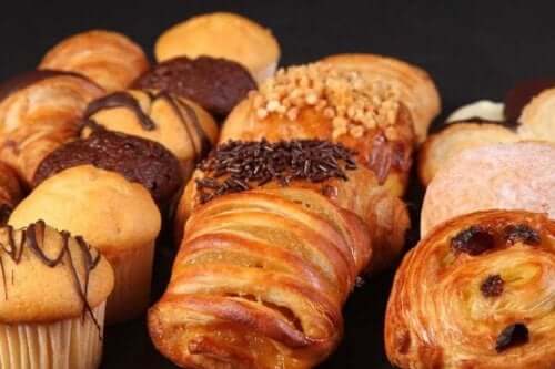 Gebakjes zoals koffiebroodjes en muffins