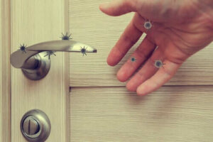 Hoe lang overleeft het coronavirus op oppervlakken?