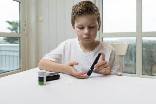 jongen bepaalt bloedsuiker