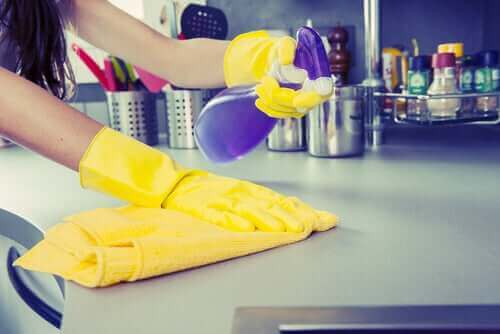 Het coronavirus op oppervlakken voorkomen door schoon te maken