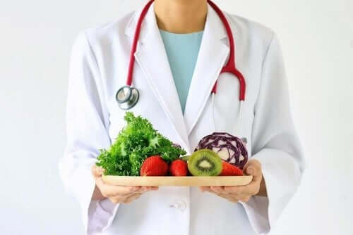 Arts met een bord groente en fruit