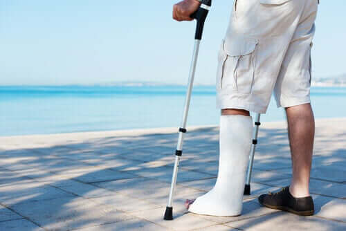 Iemand met gips en krukken