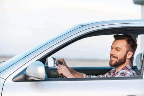 Man rijdt in een auto
