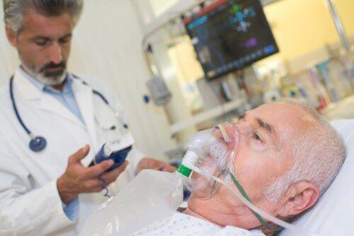 Een patiënt krijgt zuurstof door een masker