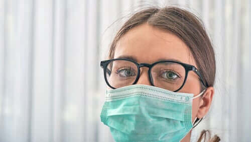 Verpleegkundige met masker