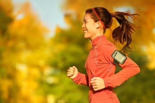 Vrouw is bezig met hardlopen