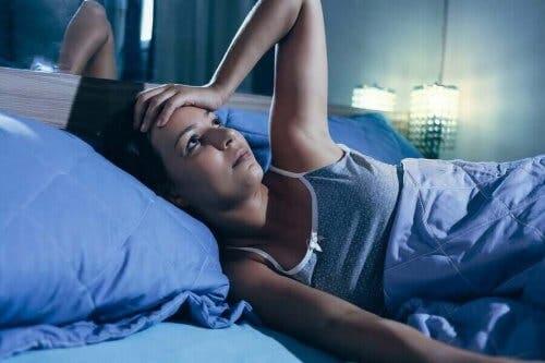 Vrouw ligt wakker in bed