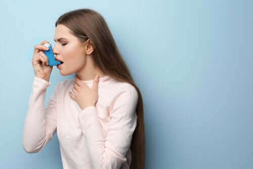 Vrouw gebruikt een inhalator