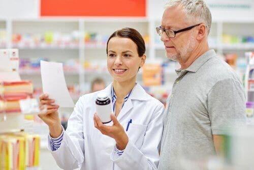 Apotheker legt het medicijn uit