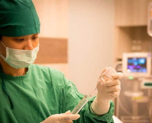 Arts met injectie om medicijn toe te dienen