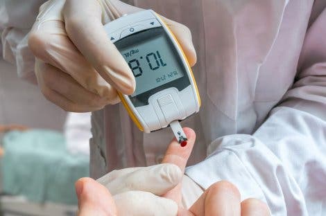 Bloedprikken om de waarde van glucose te bepalen