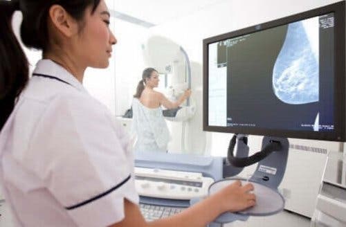 Een mammografie om afwijkingen in de borst te onderzoeken