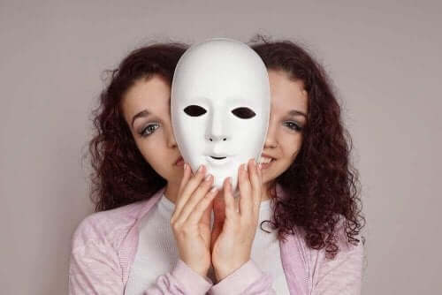 Een vrouw met een masker