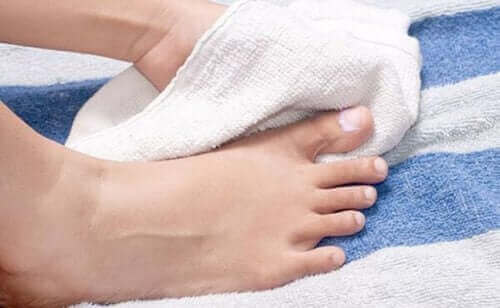 Droog goed je voeten af om voetproblemen te voorkomen
