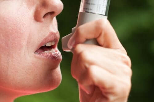 Een vrouw gebruikt een inhalator