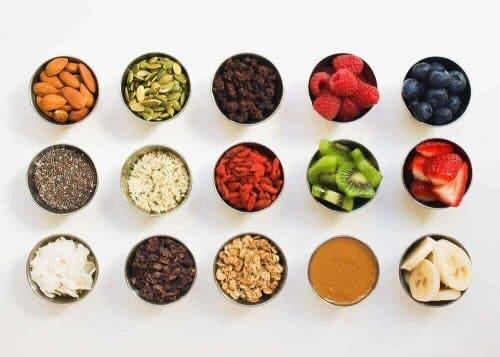 Toppings voor een smoothie bowl voor het ontbijt