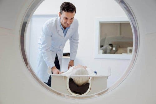 Arts helpt iemand een mri in