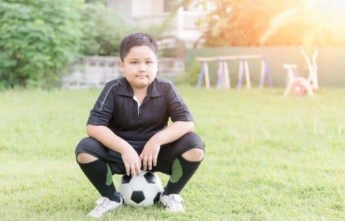 Jongen en een voetbal