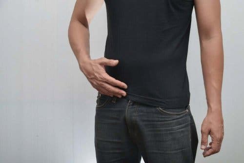 Man met zwarte kleding