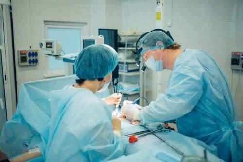 Artsen aan het opereren