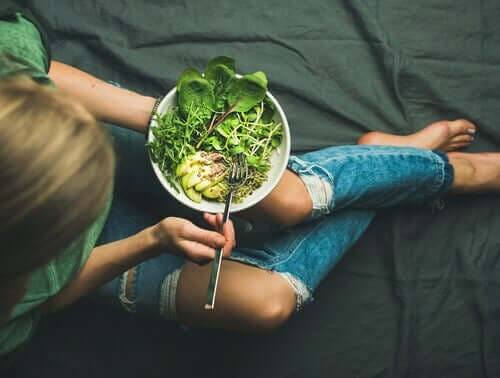 Tiener eet een salade