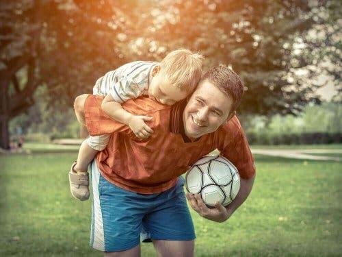 Vader en zoon stoeien