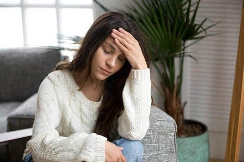 Een vrouw met hoofdpijn