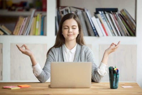 Vrouw ontspant voor ze gaat werken