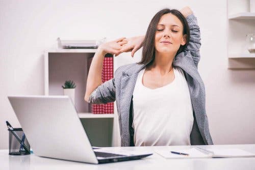 Vrouw doet een rekoefening