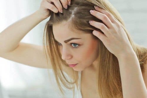 Vrouw zoekt naar grijs haar