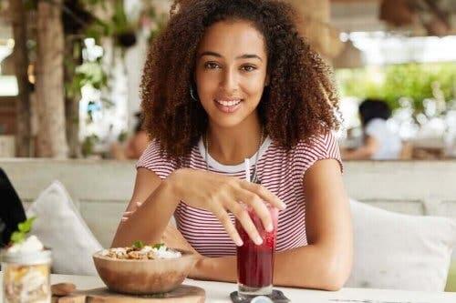 Vrouw aan het ontbijt