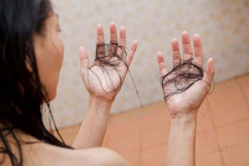 Vrouw met handen vol haar