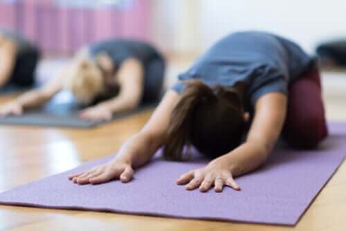 Vrouw doet yoga