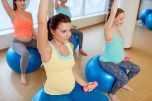 Vrouwen met fitnessbal