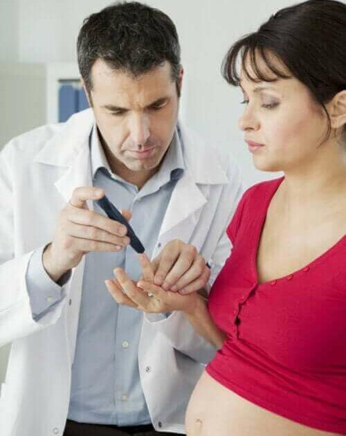 Arts doet een test bij zwangere vrouw