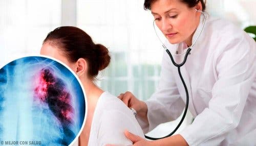 Een arts luistert naar de longen van een patiënt