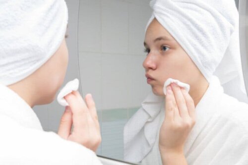 Een vrouw past een behandeling tegen acne toe