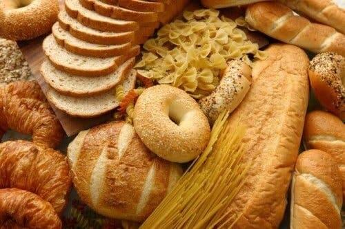 Een afbeelding van broodsoorten en pasta