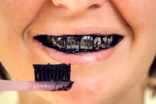 Risico's van geactiveerde houtskool voor je orale gezondheid