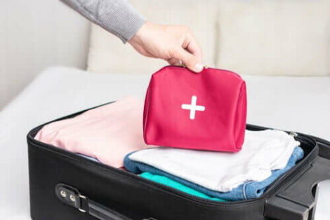 Hoe maak je een EHBO-kit voor op reis?