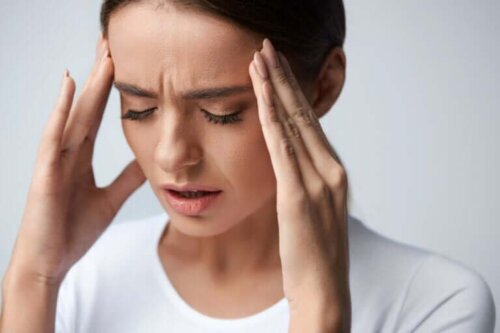 Een vrouw met haar handen tegen haar hoofd