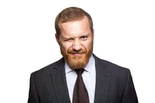 Een man die knipoogt