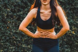 Waarom krijgen we kramp in de zij?