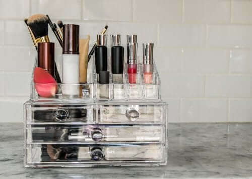 Een opberger vol met make-up en kwasten