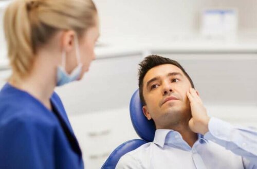 Een man ligt bij de tandarts in de stoel