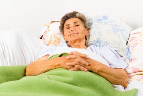 Vrouw in bed met de ziekte van Alzheimer