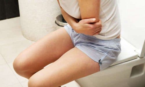 Vrouw met constipatie door een trage darmtransit