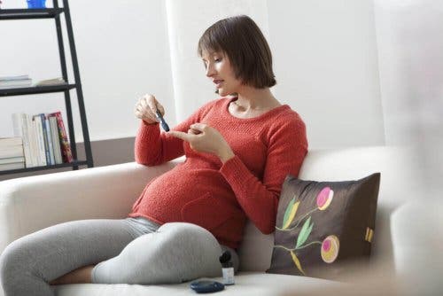 Een vrouw prikt bloed om haar suikerwaarde te meten