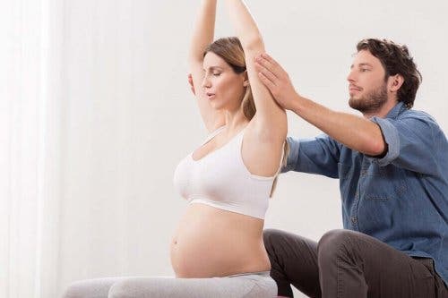 Een zwangere vrouw let op haar ademhaling
