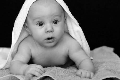 Baby komt net uit bad